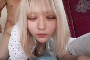 Cô gái tóc vàng với bộ ngực quyến rũ